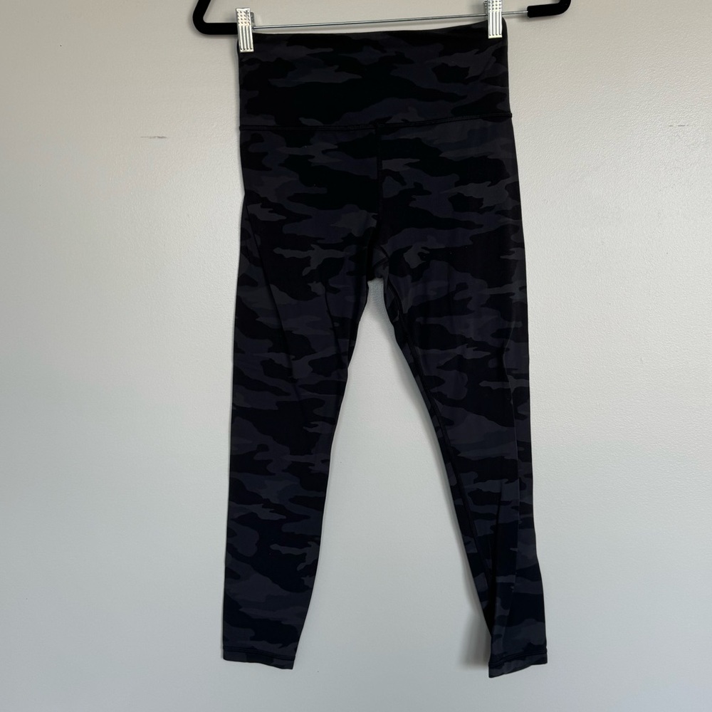 Athleta Camo Salutation 7/8 Tight. Black Camo. Size small